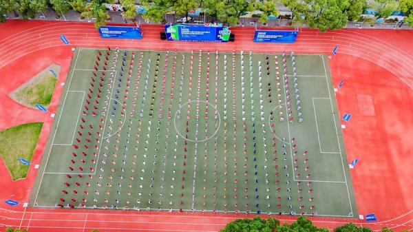 信通实盘 投入这场小镇里的市民运动会，一起追求美好生活